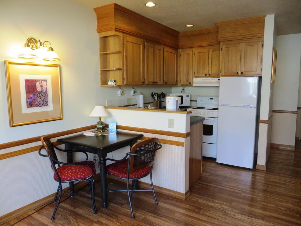 Clock Tower Resort Whistler Kamer foto